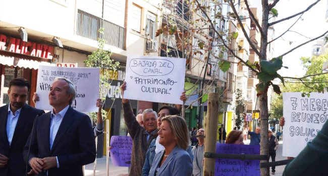 Protesta vecinal en Torrero ante la visita del alcalde Jorge Azcón. Fotos: Joaquín Salvador Formento
