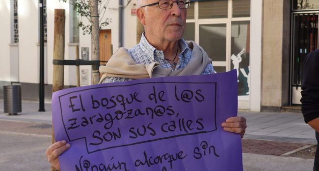 Protesta vecinal en Torrero ante la visita del alcalde Jorge Azcón. Fotos: Joaquín Salvador Formento.