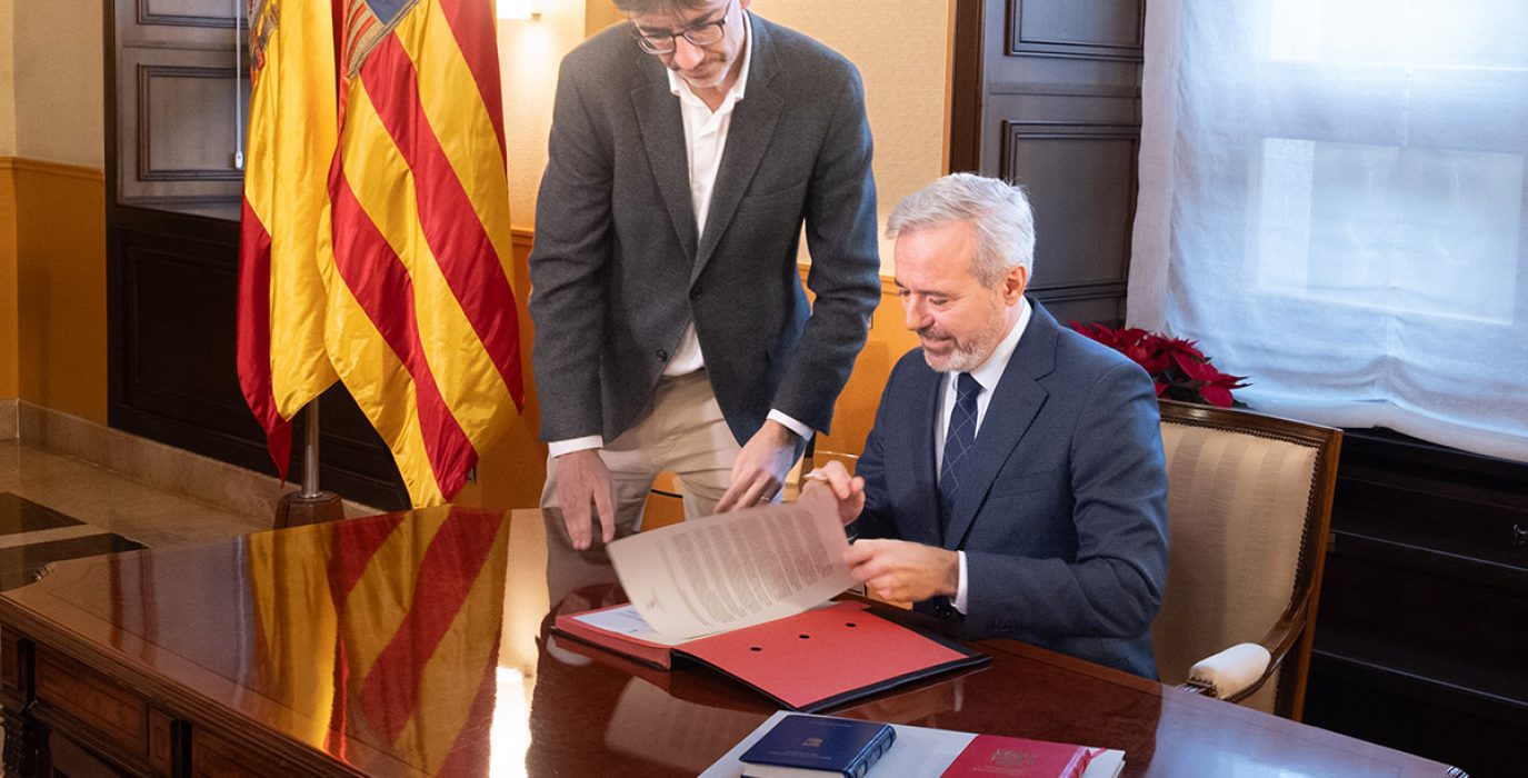 Azcón firmando el decreto de disolución de las Cortes de Aragón | Foto: Fabián Simón (DGA)