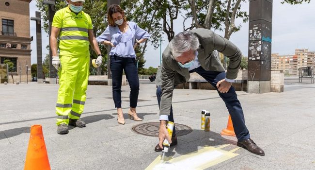 El alcalde Azcón en uno de sus fotocall diarios aparentando que trabaja.  Foto: Ayuntamiento de Zaragoza