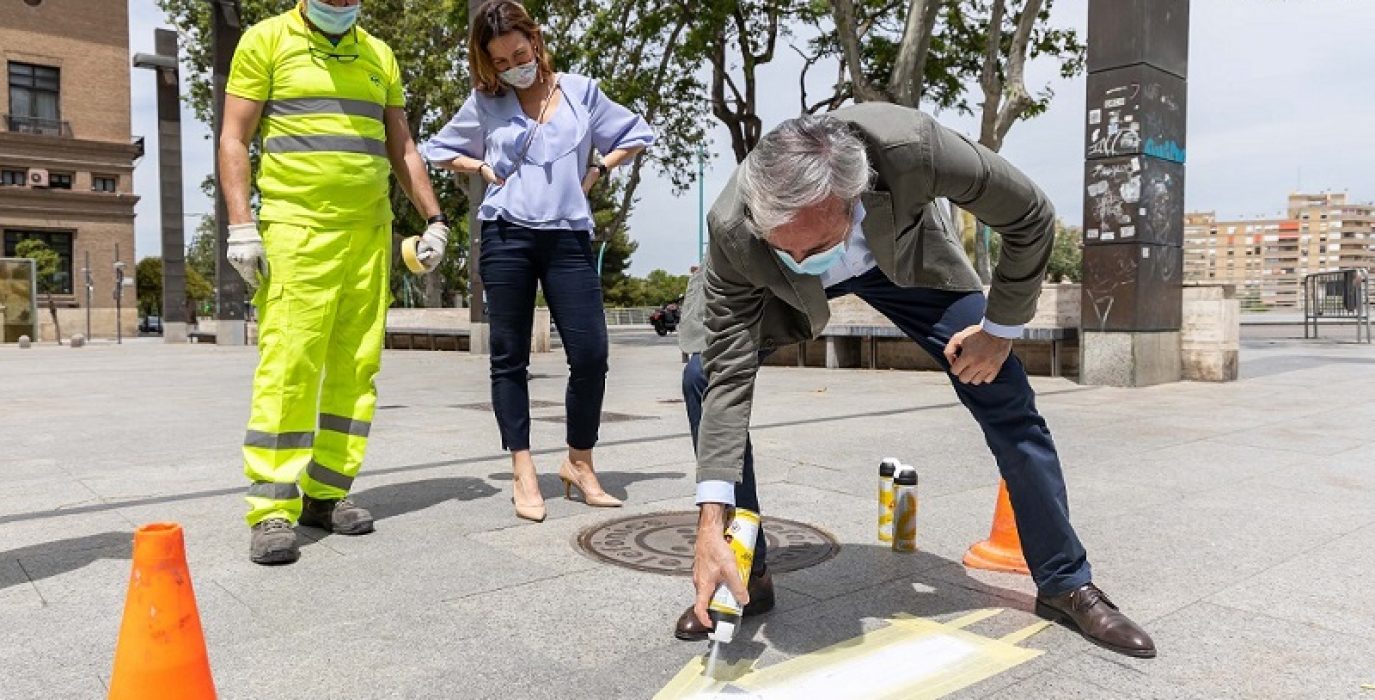 El alcalde Azcón en uno de sus fotocall diarios aparentando que trabaja.  Foto: Ayuntamiento de Zaragoza