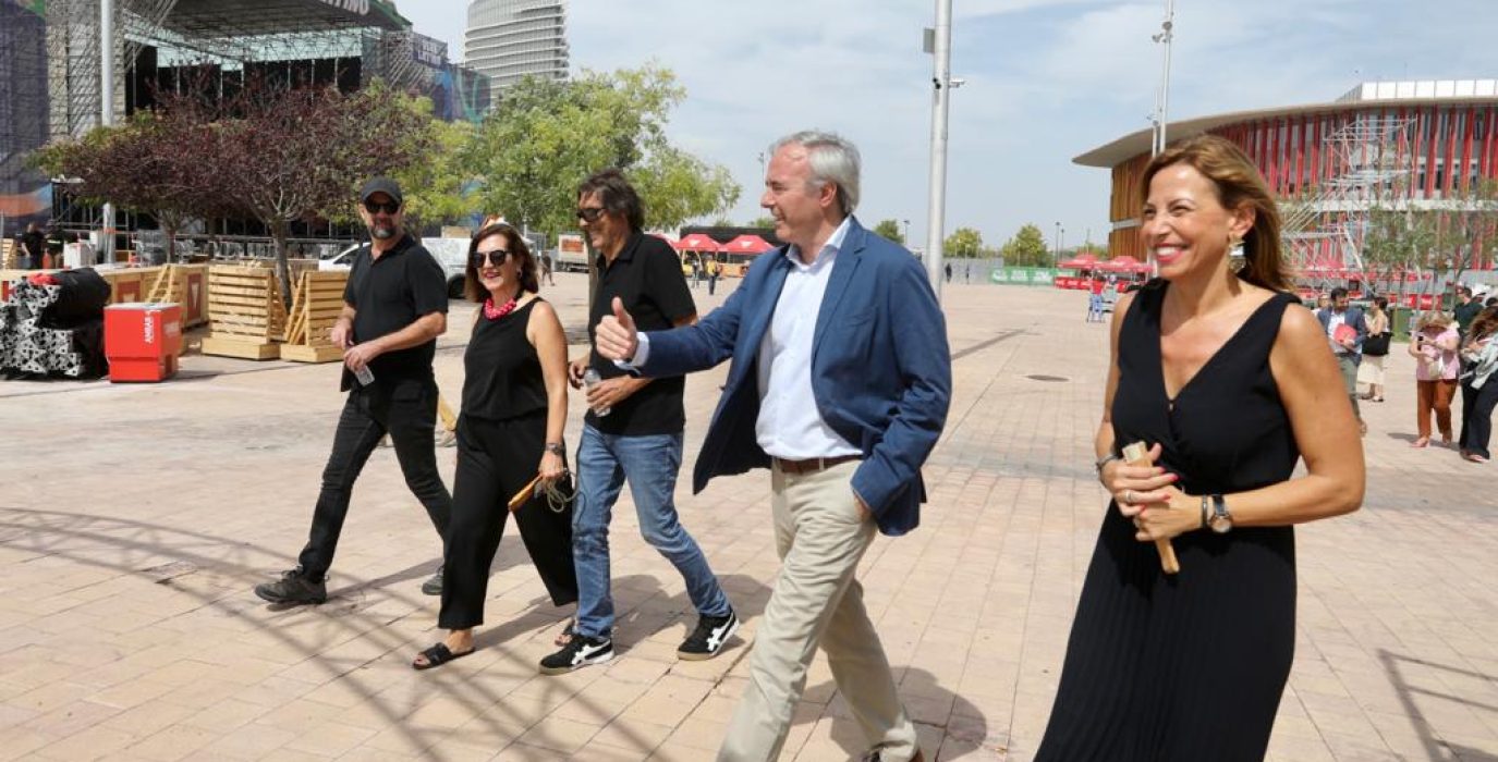 Jorge Azcón, presidente del Gobierno de Aragón, Natalia Chueca, alcaldesa de Zaragoza, y Sara Fernández, consejera de Cultura, visitando el recinto del Vive Latino | Foto: Daniel Marcos (AZ)