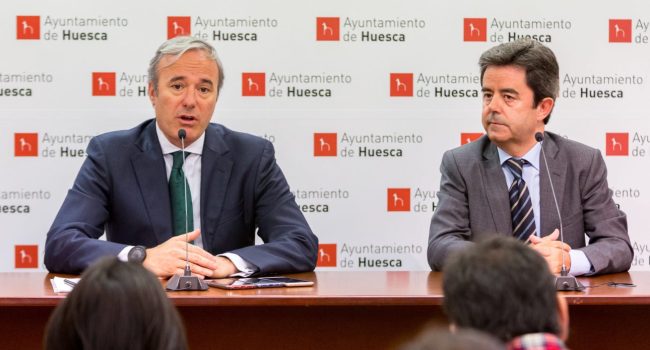 Luis Felipe (PSOE), alcalde de Uesca, a la derecha, junto al primer edil de Zaragoza, Jorge Azcón (PP). Foto: Miguel G. García