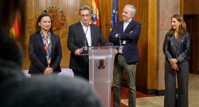 Julio Calvo y Carmen Rouco (Vox), junto al alcalde de Zaragoza, Jorge Azcón, y la concejala de Hacienda, María Navarro (PP) | Foto: Daniel Marcos (AZ)