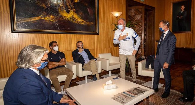 El alcalde Jorge Azcón en una imagen de archivo con la camiseta del Real Zaragoza de antes del debate sobre la romareda. Foto: Daniel Marcos.