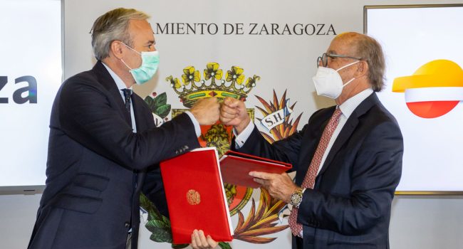 Azcón durante la firma del protocolo de colaboración con Repsol. Foto: Miguel G. García (AZ)