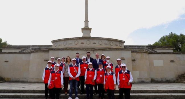 La corporación municipal, liderada por Azcón, junto con un equipo de voluntariado de Protección Civil, frente al monumento franquista