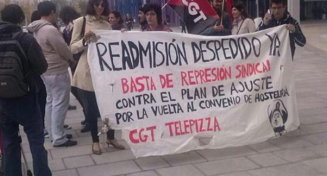 Concentración de la plantilla de Telepizza en la ciudad de la Justicia de Zaragoza. Foto: Puyalón de Cuchas