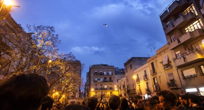 Un helicòpter vigilava les manifestants concentrades a plaça de la Revolució. Foto: Victor Serri (La Directa)