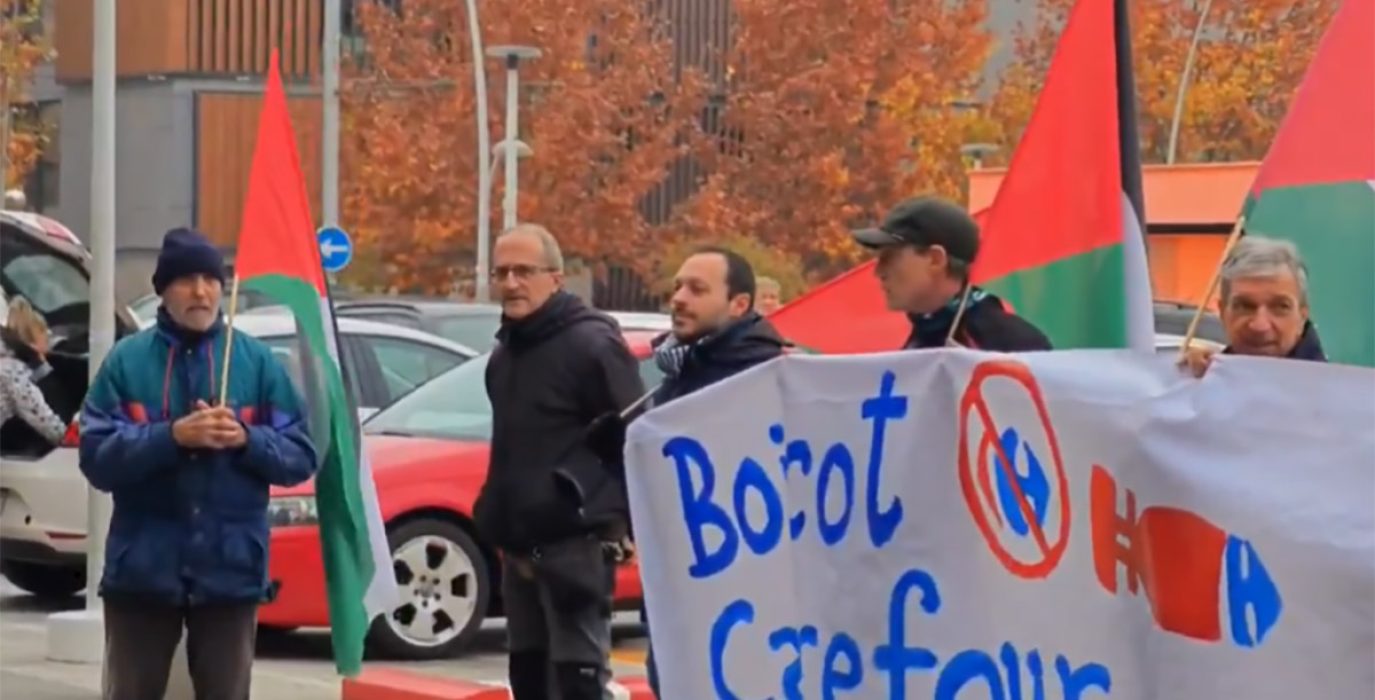 Activistas de BDS Zaragoza frente al Carrefour | Foto: AraInfo