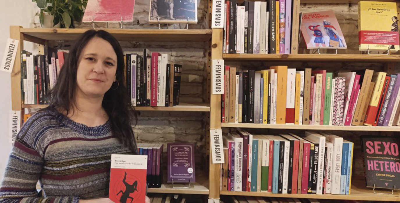 Berta Comas Casas con su recién publicado libro ‘True crime, Una mirada al dolor de las demás’.