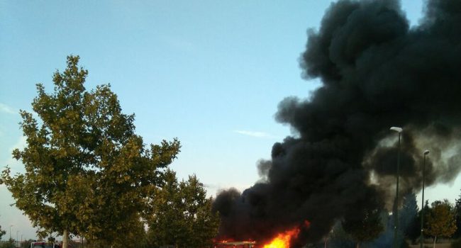 Autobús urbano incendiado en el barrio de Montecanal el pasado 3 de septiembre. Foto: Servicio Municipal AZ