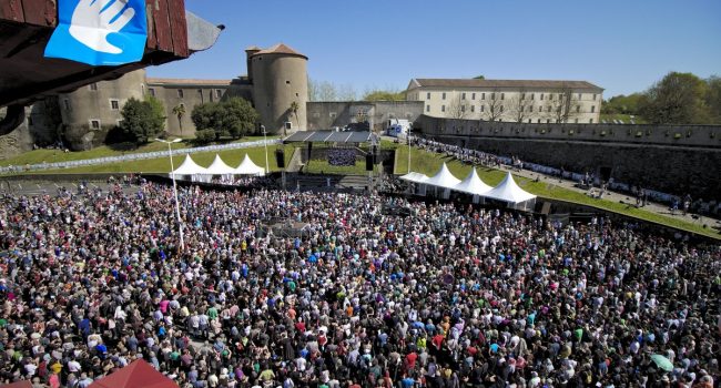 Miles de personas celebran el desarme de ETA en Baiona el pasado 8 de abril. Foto: @Artisans_Paix