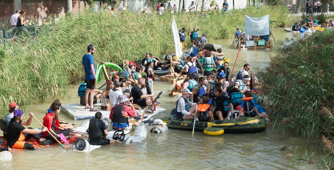 Un grupo de personas en barcas en el canal imperial de zaragoza como ejemplo de evento popular