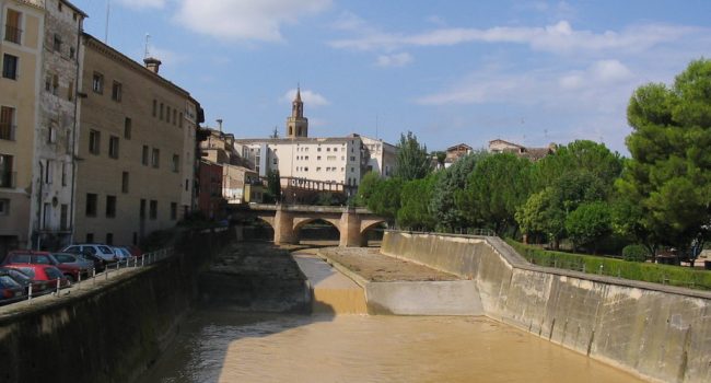 El río Vero a su paso por Balbastro. Foto: Willtron (CC BY-SA 3.0)