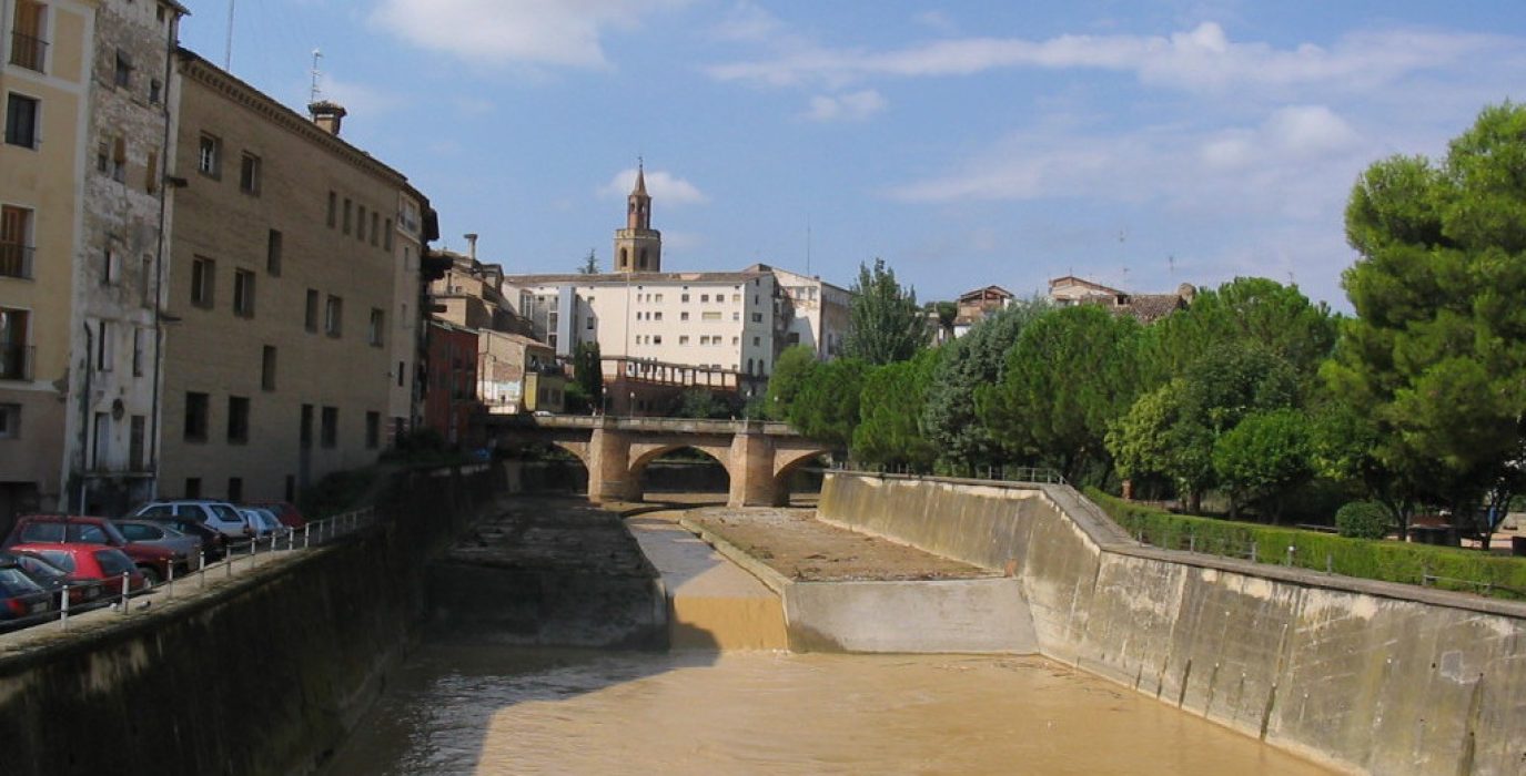 El río Vero a su paso por Balbastro. Foto: Willtron (CC BY-SA 3.0)