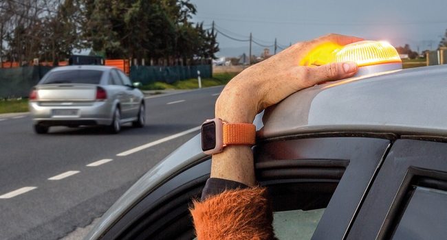 La baliza de luz V16-Conectada será el único dispositivo de preseñalización de peligro autorizado a partir del 1 de enero de 2026 | Foto: DGT