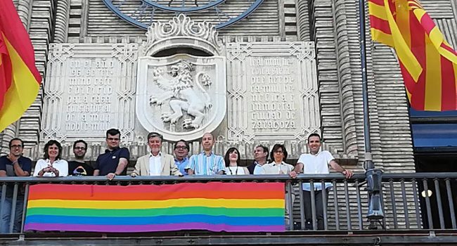 Bandera arcoirís en el Ayuntamiento de Zaragoza. Foto: @chtricas