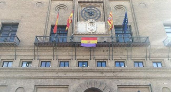 La bandera tricolor en el balcón del Ayuntamiento de Zaragoza. Foto: @cubero_alberto