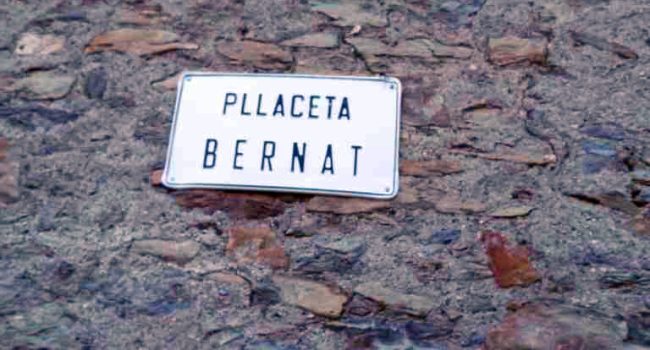 Rotulación en aragonés en las calles de Barbaruens, localidad ribagorzana, situada al pie del macizo de Cotiella. Foto: Alto Aragón En Común.