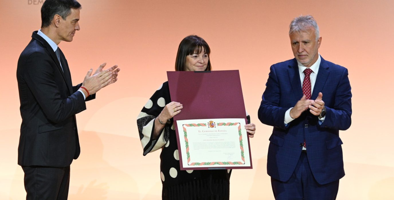 Pedro Sánchez, y el ministro de Memoria Democrática, Ángel Víctor Torres, entregan la placa de reconocimiento a Basilio Blasco Lahoz, asesinado en Gusen en 1941, a su nieta, Elena Blasco | Foto: Delegación del Gobierno español en Aragón