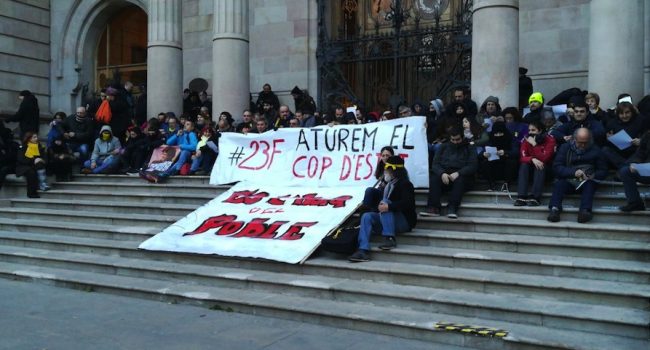 Activistas de los CDR durante la acción sorpresa en la sede del TSJC. Foto: Jesús Rodríguez (La Directa)