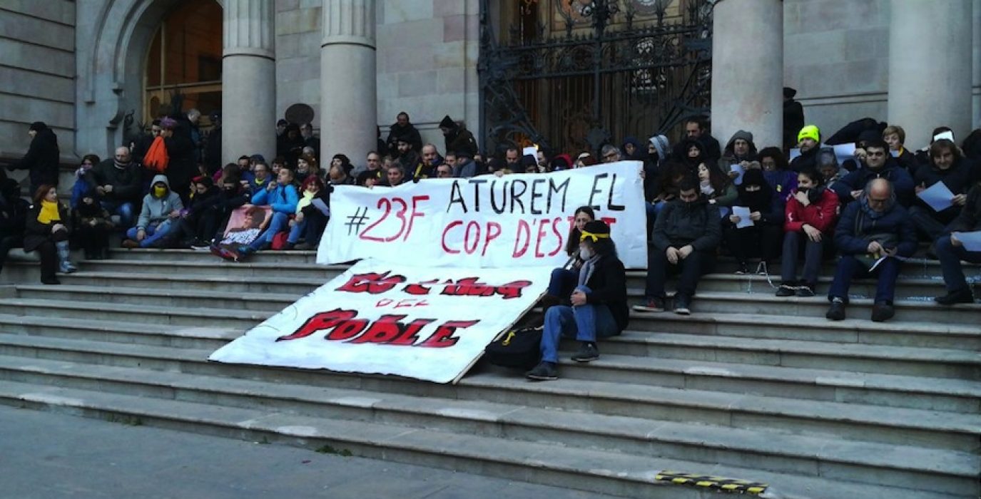 Activistas de los CDR durante la acción sorpresa en la sede del TSJC. Foto: Jesús Rodríguez (La Directa)
