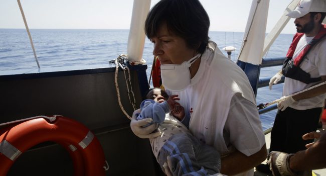 Un bebé fue rescatado del Mediterráneo por Médicos Sin Fronteras. Foto: MSF