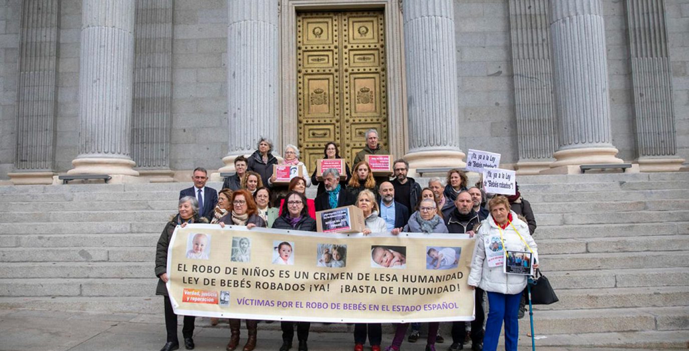 Entregar de firmas en las puertas del Congreso | Foto: CeAQUA