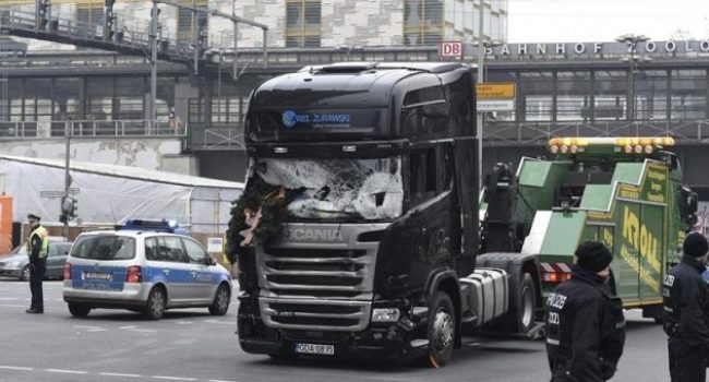 Imagen del camión que arrolló este lunes a los visitantes de un mercadillo navideño en el centro de Berlín, donde murieron doce personas.