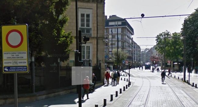 Ciudades como Gasteiz (en la foto), Ámsterdam, Munich, Berna o Friburgo comparten diariamente el espacio urbano destinado al tranvía y a la bicicleta.