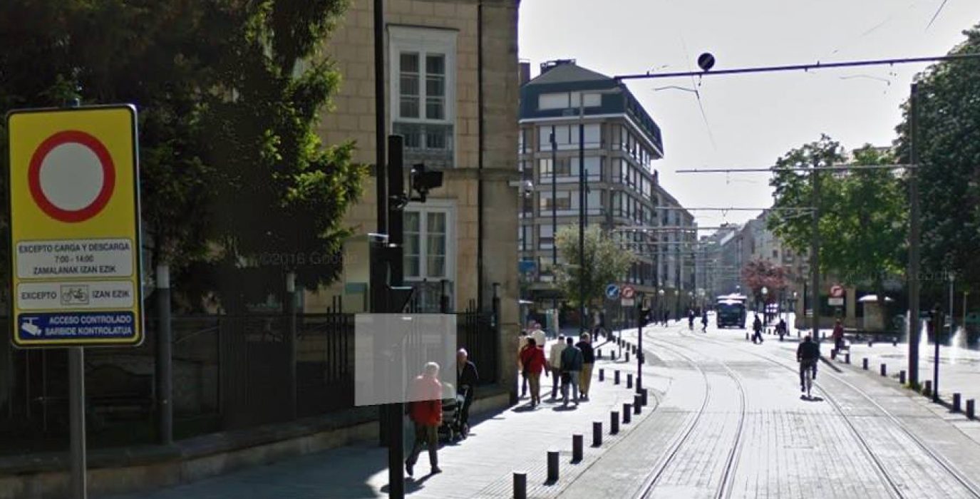 Ciudades como Gasteiz (en la foto), Ámsterdam, Munich, Berna o Friburgo comparten diariamente el espacio urbano destinado al tranvía y a la bicicleta.