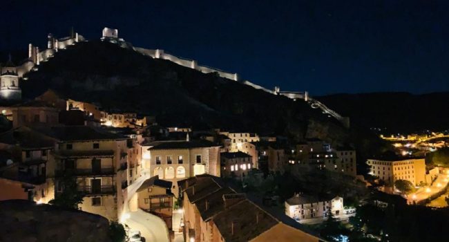 Albarracín, ciudad turística medieval de noche