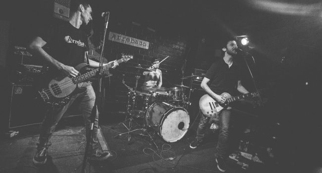 Big Head Down, en un concierto en Arrebato. Foto: Niko Bleach