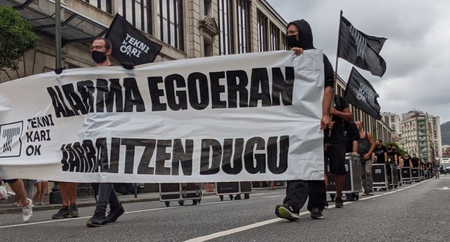 "Alarma egoeran jarraitzen dugu" ("Seguimos en estado de alarma"), pancarta principal de la movilización del sábado en Bilbo. Foto: @igoiz17 (AraInfo)