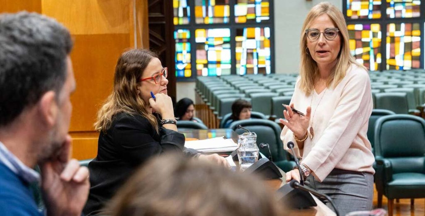 Imagen de archivo con Blanca Solans García y Elena Tomás en la Comisión de Hacienda. | Foto: Miguel G. García, AZ