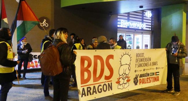 Acción reciente de la campaña BDS Aragón en un centro de Carrefour en Uesca. | Foto: BDS Aragón