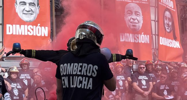 Imagen de archivo de una concentración de bomberos a las puertas de la DPZ | Foto: Asamblea BDPZ