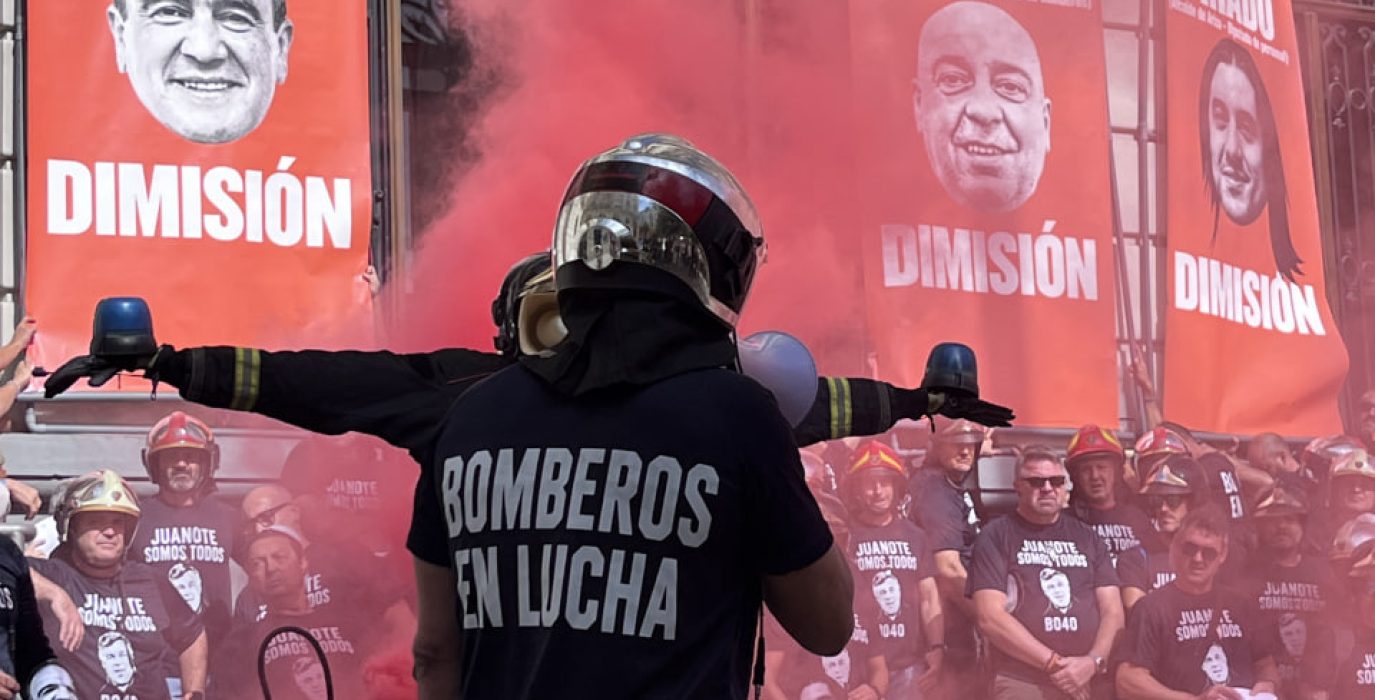 Concentración de bomberos a las puertas de la DPZ | Foto: Asamblea BDPZ
