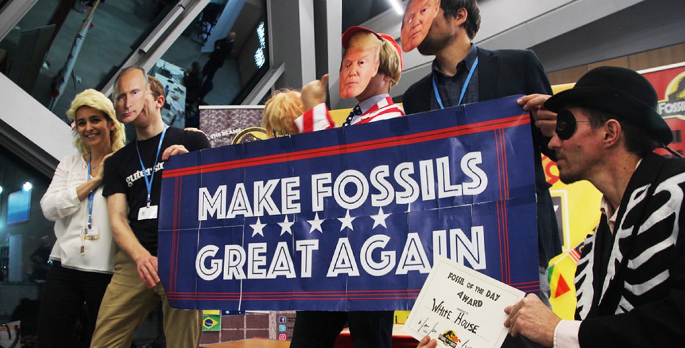 Entrega del premio fósil del día a Trump. Foto: @Ecologistas