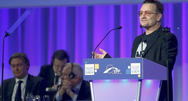 Bono, cantante de U2, en el congreso del PP europeo. Detrás, Mariano Rajoy.