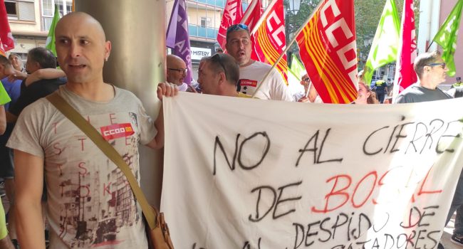 Trabajadores de Bosal concentrados frente al SAMA | Foto: @FIccooAragon