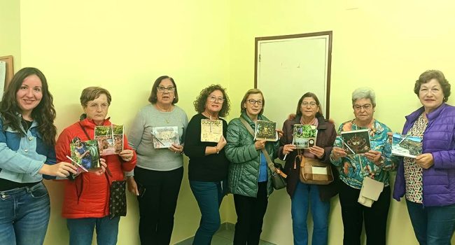 Sara Broto y vecinas de la Asociación de Mujeres de Alhama de Aragón junto a sus recetarios