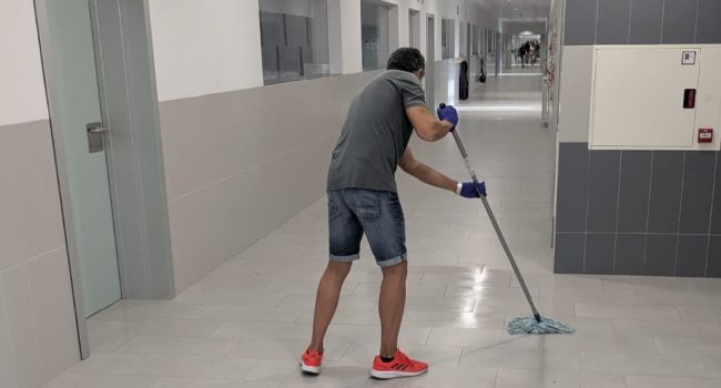 Brigadas ‘voluntarias’ de limpieza del colegio | Foto: AMPA del CPI Parque Venecia de Zaragoza