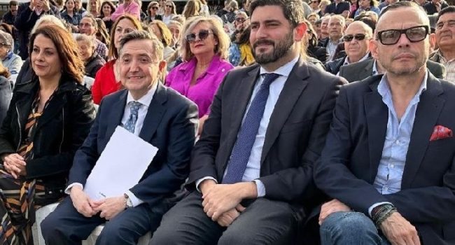 (Archivo, mayo 2024) La alcaldesa de Teruel, Emma Buj, el entonces vicepresidente Nolasco y el Director General de Cultura de la DGA, Pedro Olloqui, arropando al activista ultraespañolista Jiménez Losantos