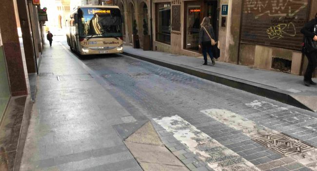 Bus rubano en la calle Nueva
