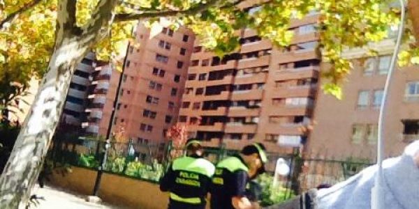 Policía municipal multando a un ciclista por circular por la acera el pasado lunes. Foto: @chasca22