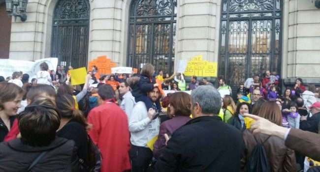Concentración reclamando la aprobación de los presupuestos y la construcción de los colegios necesarios en el sur de Zaragoza.