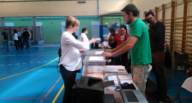 Pilar Novales votando en las elecciones del 24 de mayo.