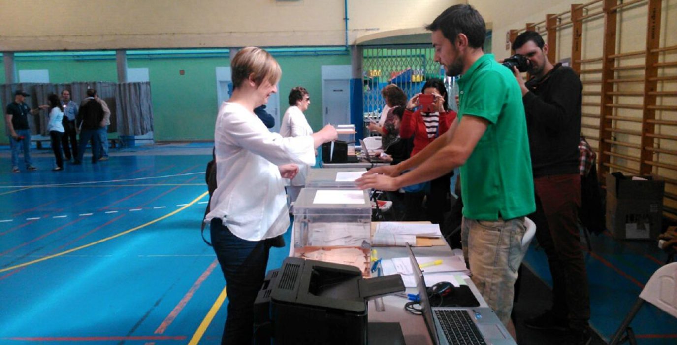 Pilar Novales votando en las elecciones del 24 de mayo.